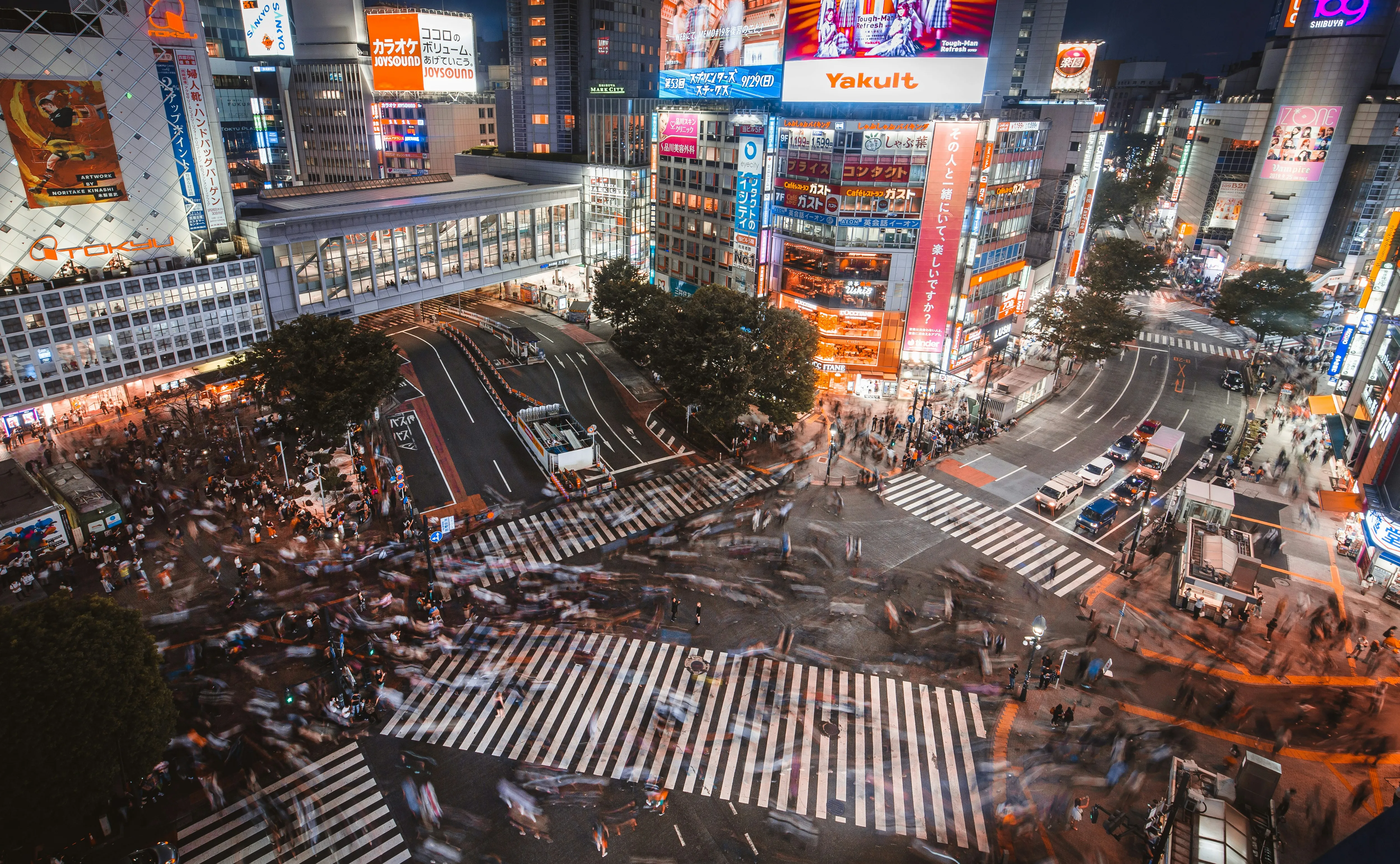 夜の渋谷の街並み